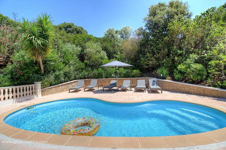 Gîte pour 4 personnes, avec Terrasse et Jardin ainsi que Piscine et Vue à Eccica-Suarella