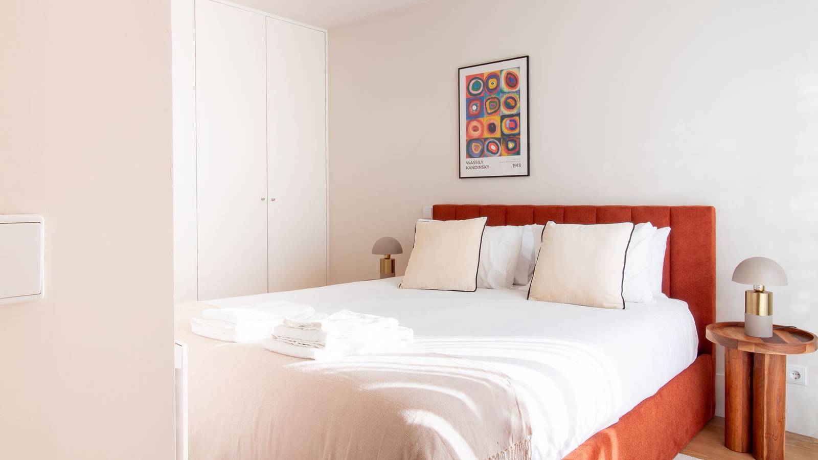 Apartamento entero, Miguel Bombarda House - 402 by Lovelystay in Miragaia (Porto), Oporto