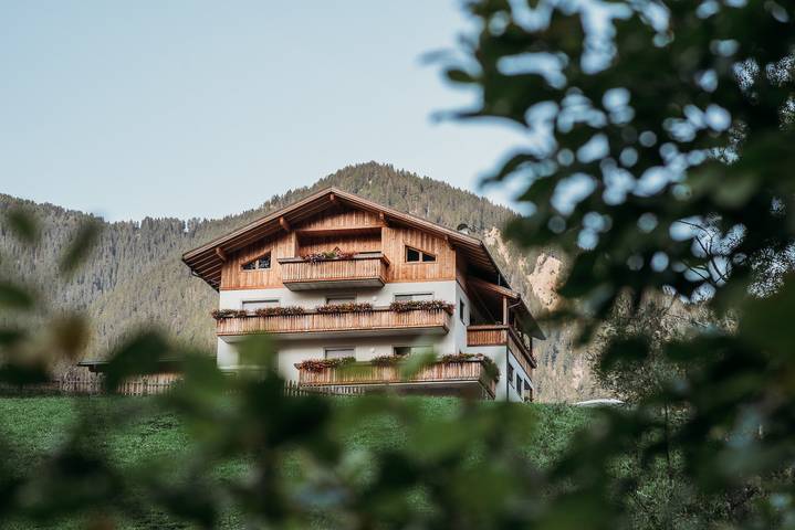 Apartamento entero, Apartamento vacacional "Lahnbach Großkarneid" en un bello paisaje con vistas a la montaña in Luson, Dolomiti Superski