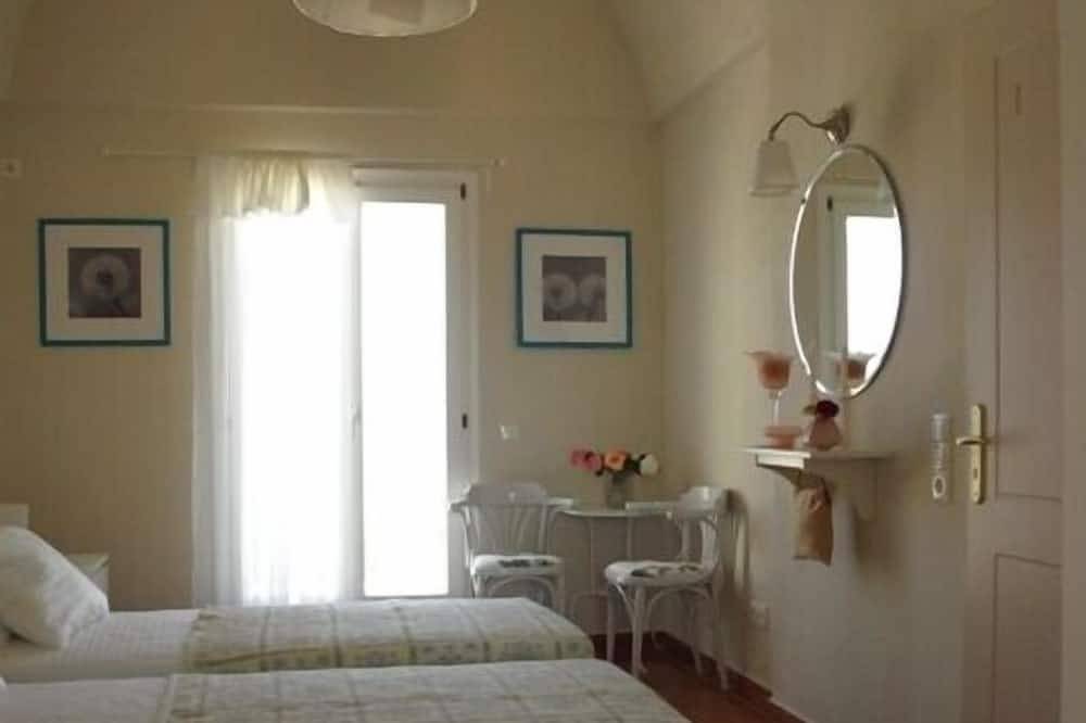 Bliss Estate, vista para o mar, junto à praia preto, Exclusive. in Monolithos, Santorini