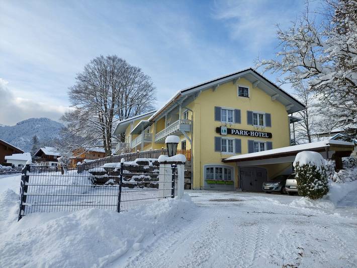 Parkhotel Ruhpolding inkl. Chiemgaukarte - Nr. 03 Fröhliches Einzelzimmer (12 qm) mit Terrasse und tollem Bergblick, Dusche/Wc, TV, WLAN in Ruhpolding, Bayerische Alpen