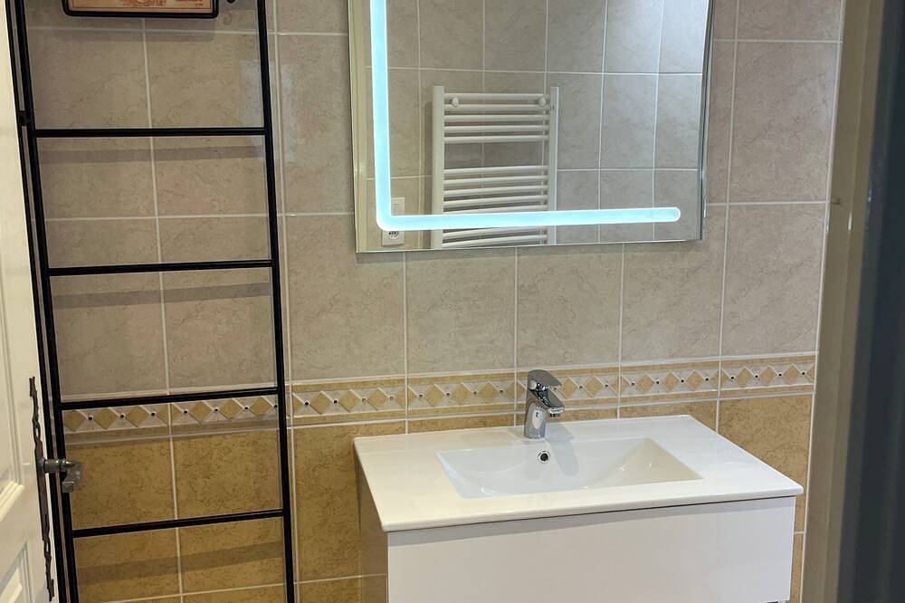 House located in the city center and close to the beach in Donville-les-Bains, Côte de la Déroute