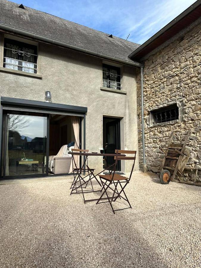 Location de vacances pour 4 personnes, avec terrasse ainsi que vue et jardin à Pouzac