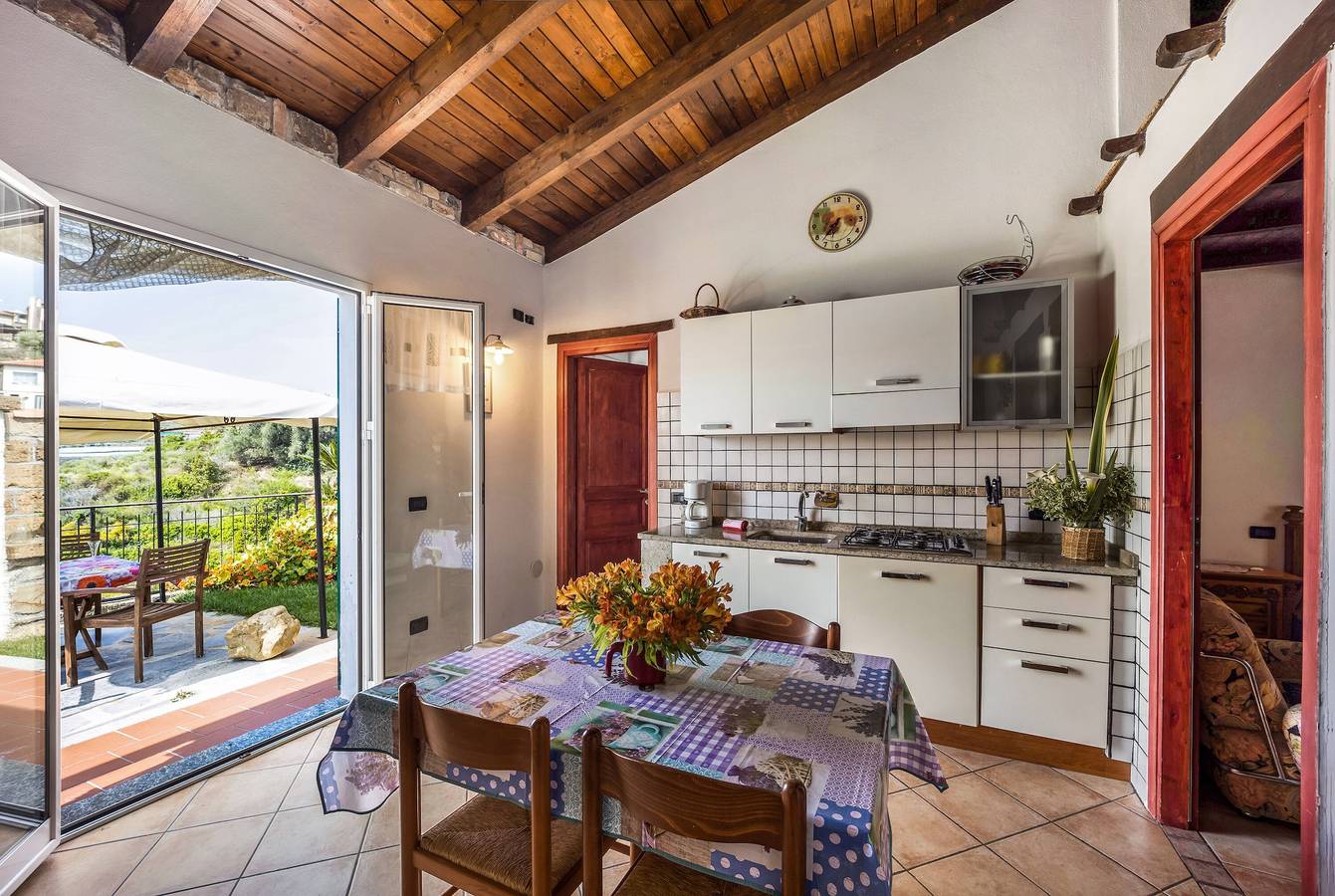 Vakantiehuis "Angolo dei Fiori" met Uitzicht op Zee, Gedeeld Zwembad & Airconditioning in Pompeiana, Riviera di Ponente