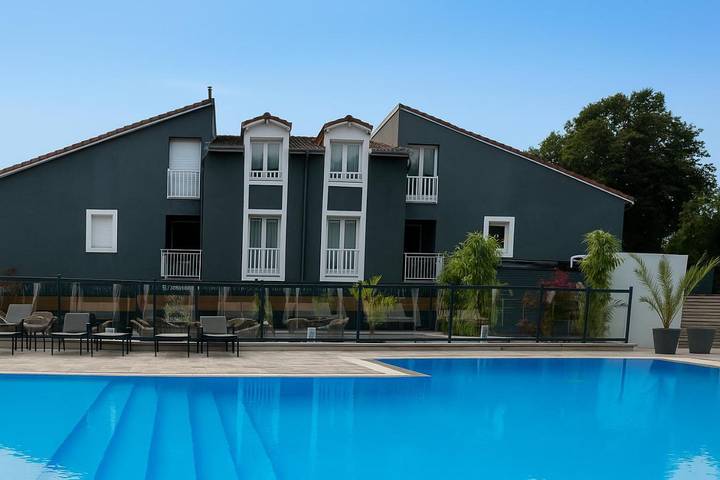Hôtel pour 2 personnes, avec vue et balcon ainsi que piscine et jardin dans Grandvillers