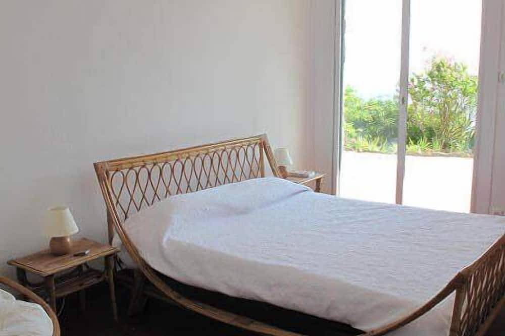 Villa for 6 people in a private estate in Gaou Bénat. Exceptional sea view in Cap Bénat, Bormes-les-Mimosas