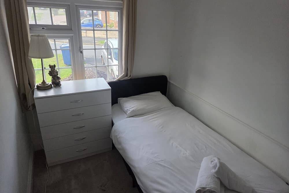 Spacious, clean & comfy 3 bed semi-detached house, in Reading, Berkshire