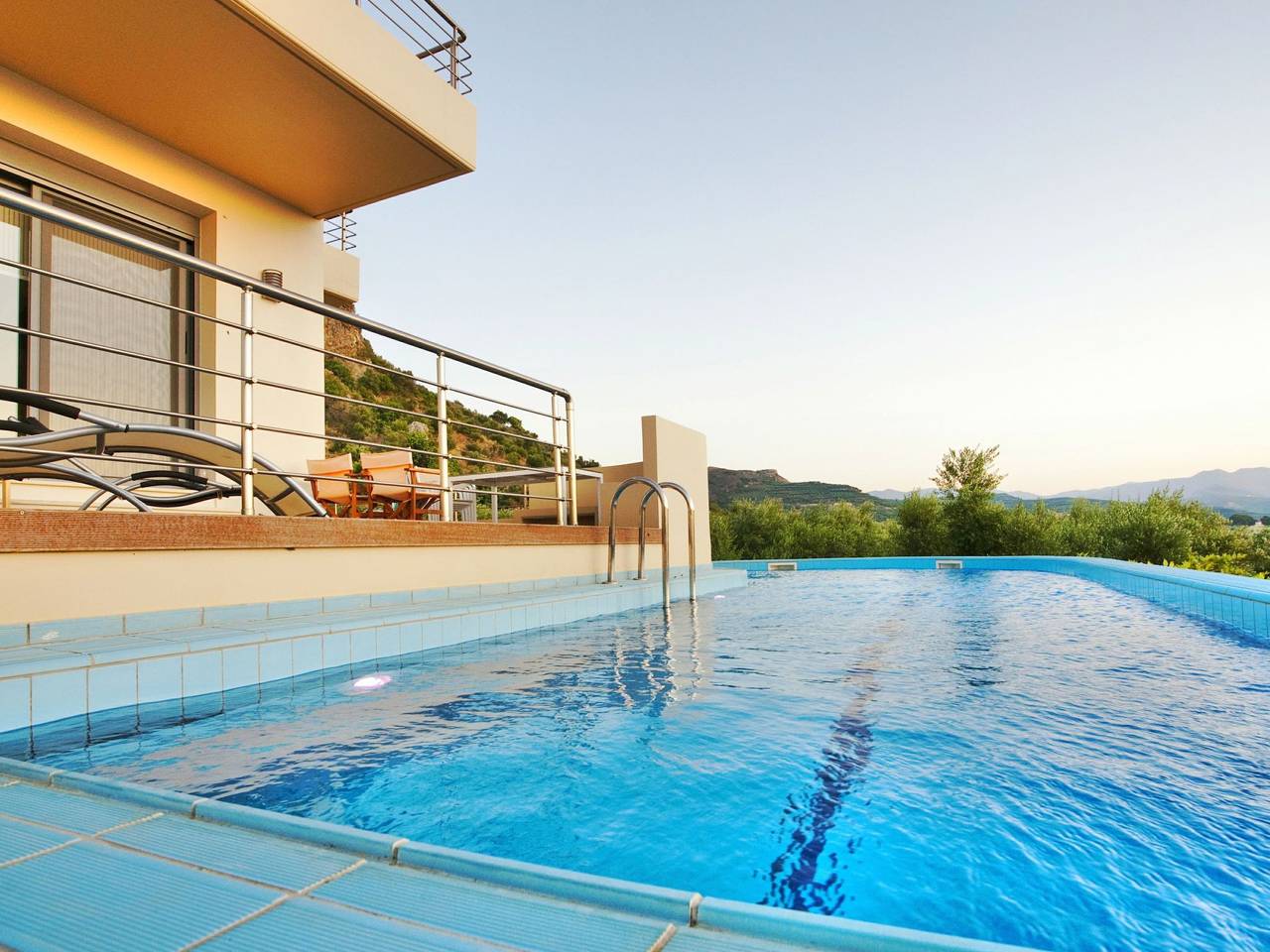 "Sirocco" mit Blick auf das Wasser in Nopigia, Chania und Umgebung