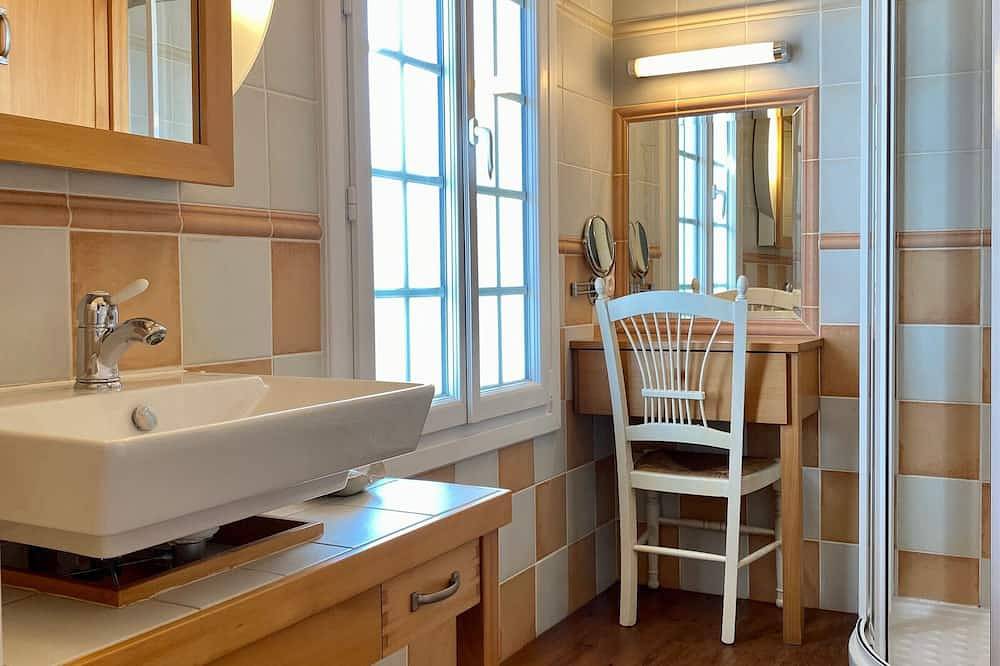 Casa renovada con terraza y jardín cercado a 30m del mar, aparcamiento, wifi in Les Moutiers-en-Retz, Côte de Jade