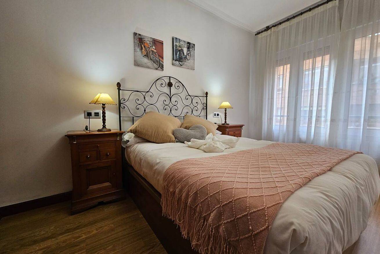 Ganze Wohnung, 127A 3-bedroom apartment near the beach in Distrito Centro (Gijón), Gijón