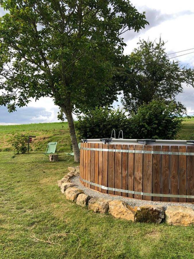 Location de vacances pour 4 personnes, avec piscine ainsi que vue et jardin à Ceton - 2