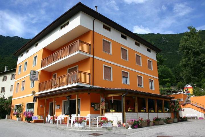 Hôtel pour 4 personnes, avec Balcon et Terrasse ainsi que Jardin et Vue à Vallarsa