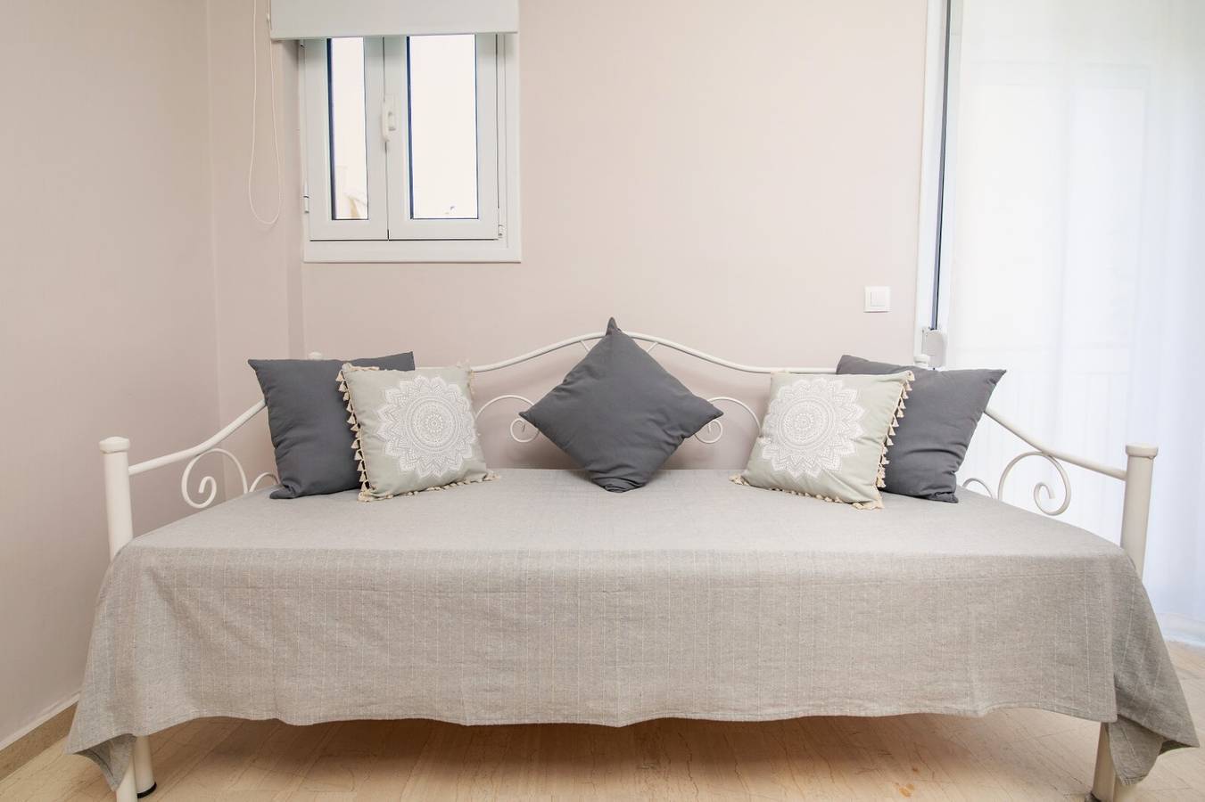 Geheel appartement, Appartement 'Mantisses Studio' met gedeeld terras, draadloos internet en airconditioning in Kalamata, Messenia