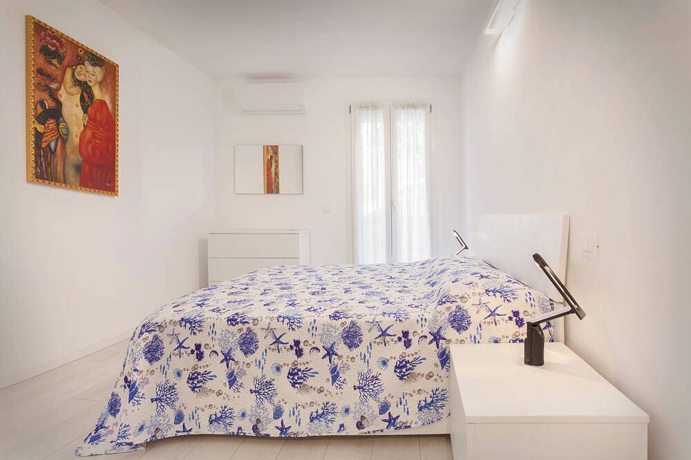 Ganze Wohnung, Villa Malù - Apt Amalia - Pool- und Seeblick in Torri del Benaco, Gardasee-Berge