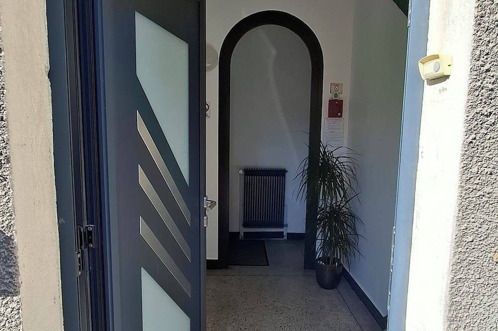 Entire apartment, Ground floor apartment with courtyard. A town house with two apartments. in Beaugency, Loire Valley