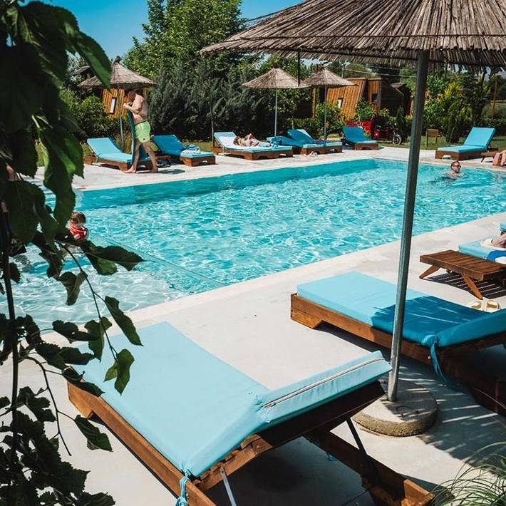 Gîte pour 4 personnes, avec piscine ainsi que jardin et vue