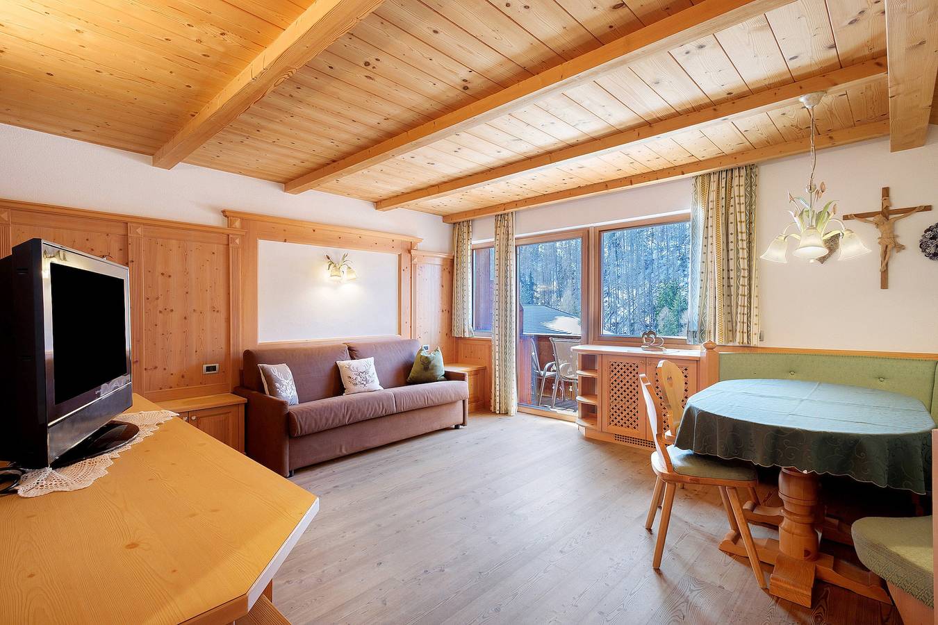 Ganze Wohnung, Ferienwohnung "Ciasa Mirio Rit" mit Bergblick, Wlan & Balkon in Rumestluns, Wengen (Italien)