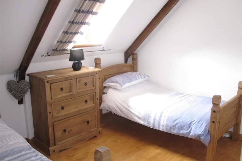 Fr21938, Cherry Tree Cottage Sleeps 6 (3 Bedrooms) in Canihuel, Région de Guingamp