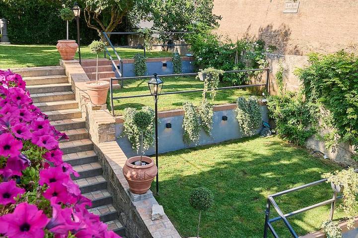 Villa for 14 people, with hot tub in Rome