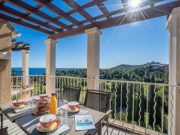 Gîte pour 4 personnes, avec piscine ainsi que terrasse et jardin dans Gare Du Dramont