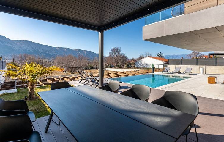 Villa für 8 Personen, mit Balkon/Terrasse und Pool sowie Sauna in Baska
