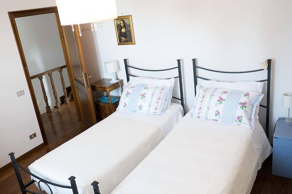 Altes Wohnhaus in einem historischen Dorf zwischen Gardasee und Baldo in Caprino Veronese, Gardasee-Berge