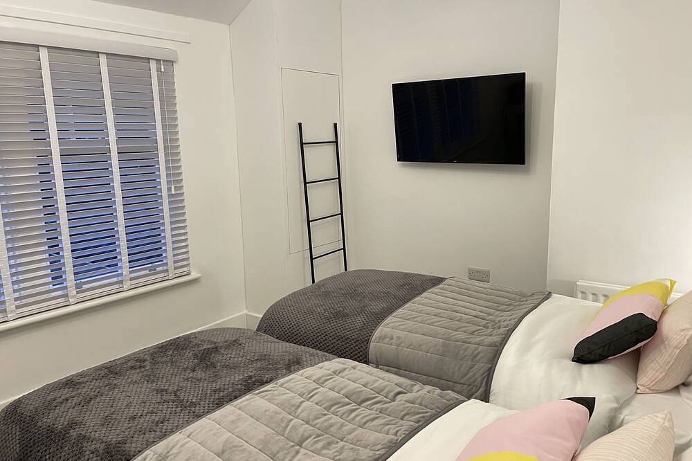 Luxury hotel style 2-bed home with hot tub central location (pet friendly) in Wooler, Northumberland