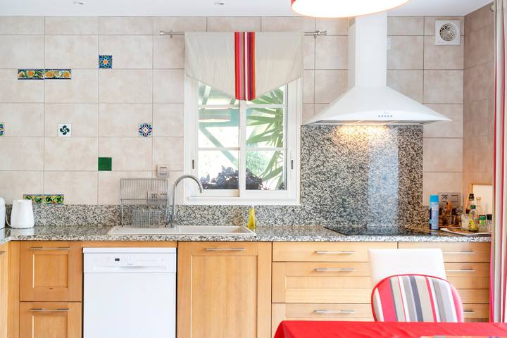 Ganze Wohnung, Appartement „Xokoa“ mit Bergblick, privater Terrasse und Wlan in Urrugne, Bayonne und Umgebung