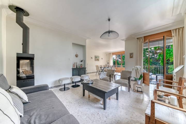 Location de vacances pour 7 personnes, avec piscine ainsi que jardin et balcon, adapté aux familles à Écully - 3