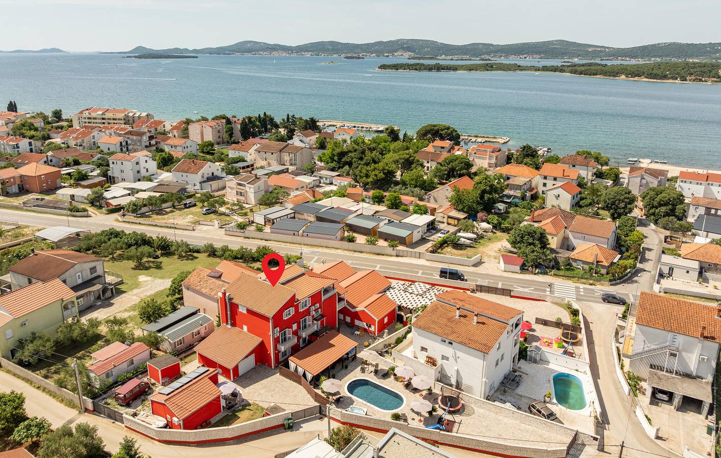 Toevluchtsoord aan zee: appartement met 2 slaapkamers, zwembad en terras, op 600 m van het strand in Općina Sveti Filip i Jakov, Zadar