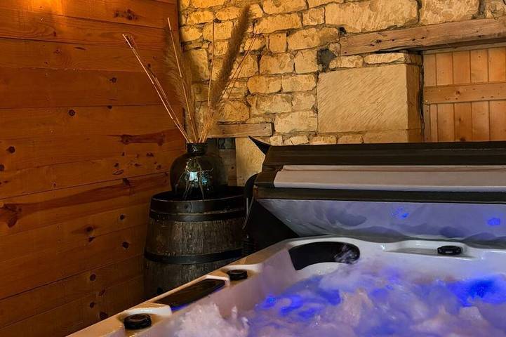 Location de vacances pour 4 personnes, avec jacuzzi à Loudun