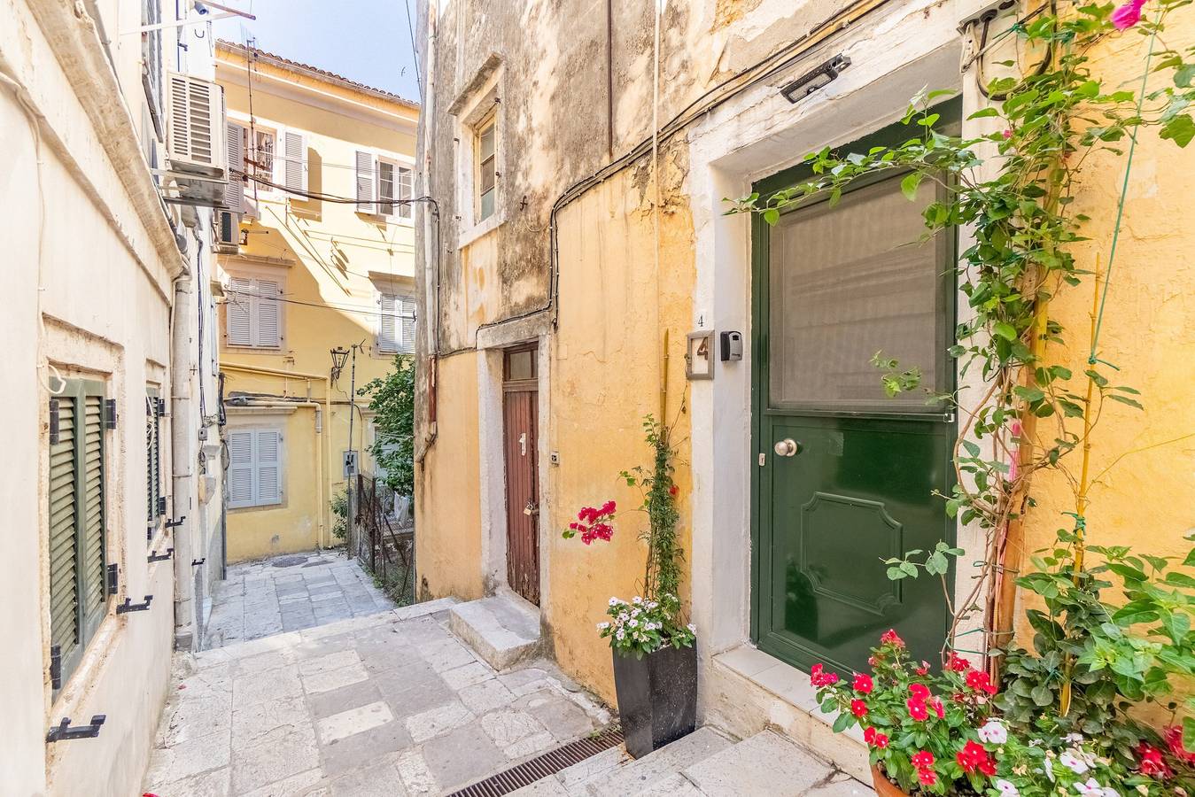 Entire studio, Studio Apartment 'La Belleza' with Private Terrace and Private Garden in Corfu (city), Corfu