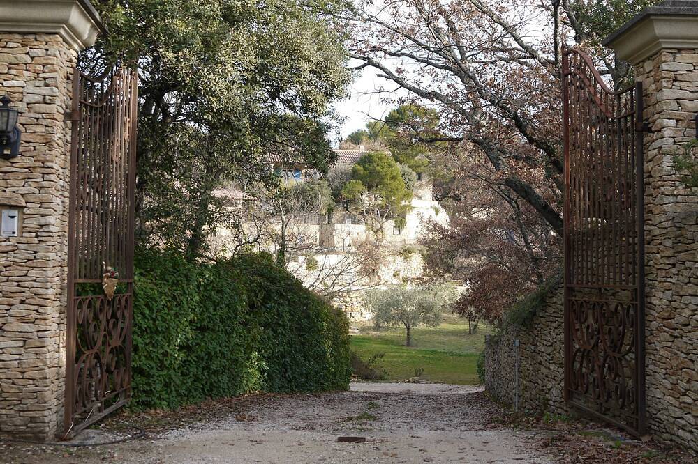 Villa de charme avec vue imprenable, piscine privative, terrain de jeux in Venasque, Parc naturel régional du Mont-Ventoux