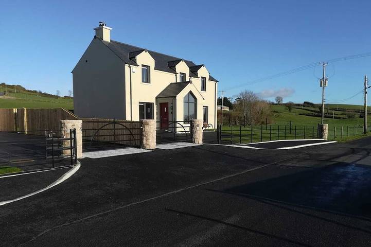 Holiday rental for 6 people, with balcony and hot tub as well as garden in County Down