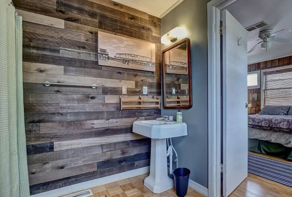 \" The Fish Camp\" - cozy waterfront getaway in Surf City, Pender County