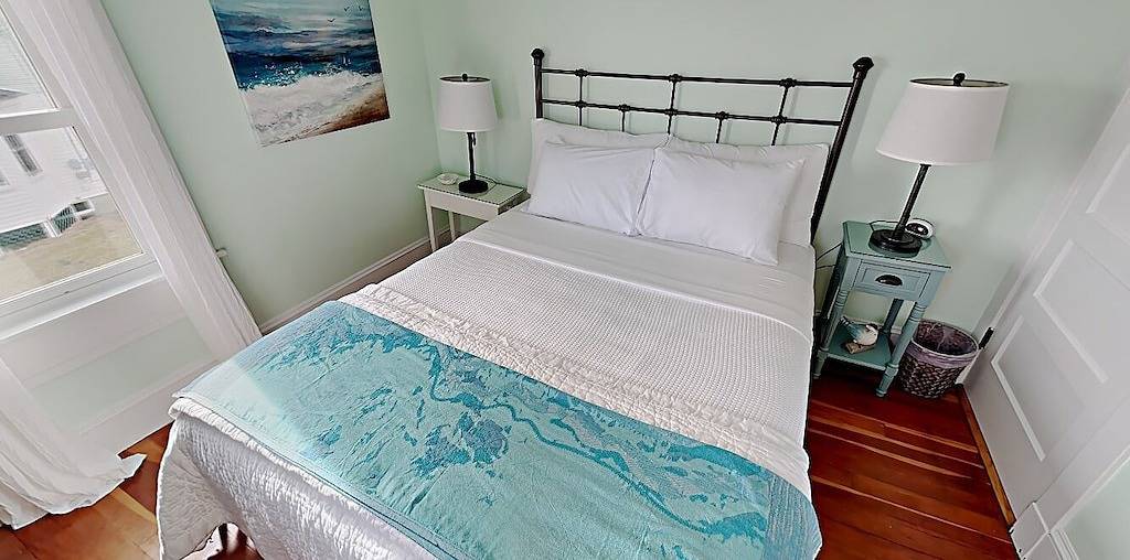 Lobster Cottage on the Harbor W/Lighthouse and Waterviews. in Hancock County