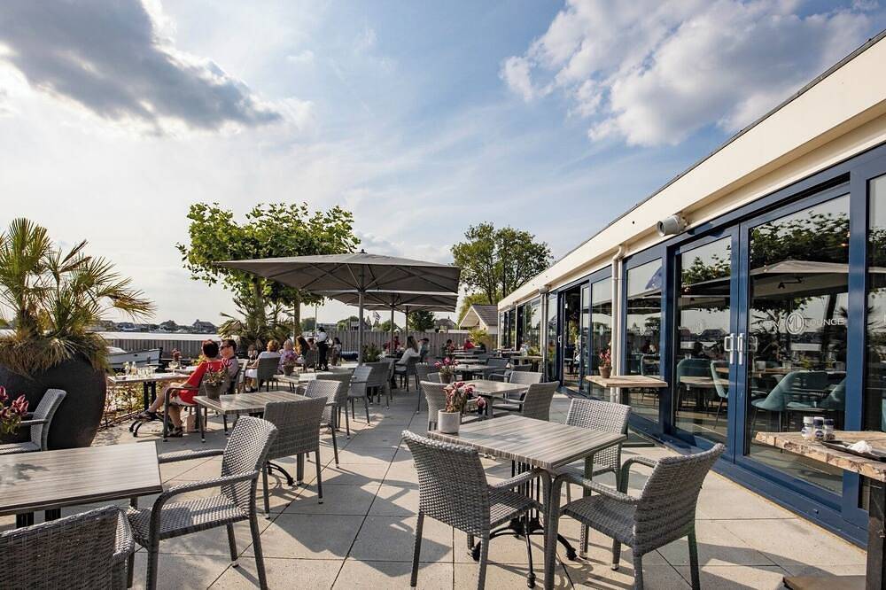Waterfront Stay with Private Marina Access, Biking Trails and Lakeside Dining in Loosdrecht, Groene Hart
