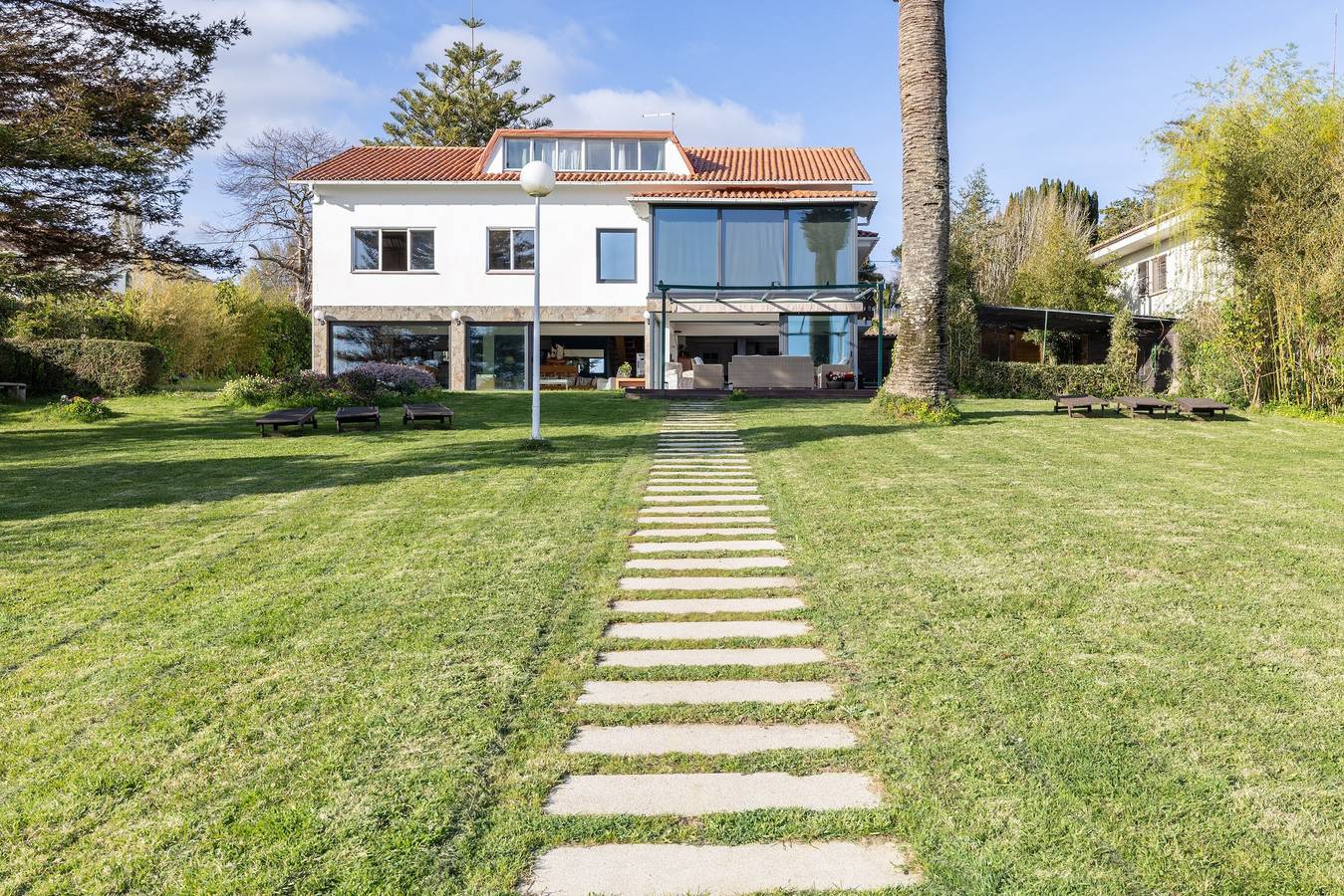 Luxury Seafront Villa in the Ares Estuary with Private Beach Access – Perfect for Families & Groups in Ares, Galician Coast