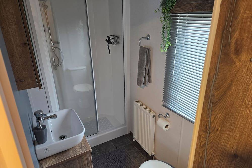 River meadows 61 2 bed 2 bath caravan.  Lots of activities on the park in Northampton, Northamptonshire