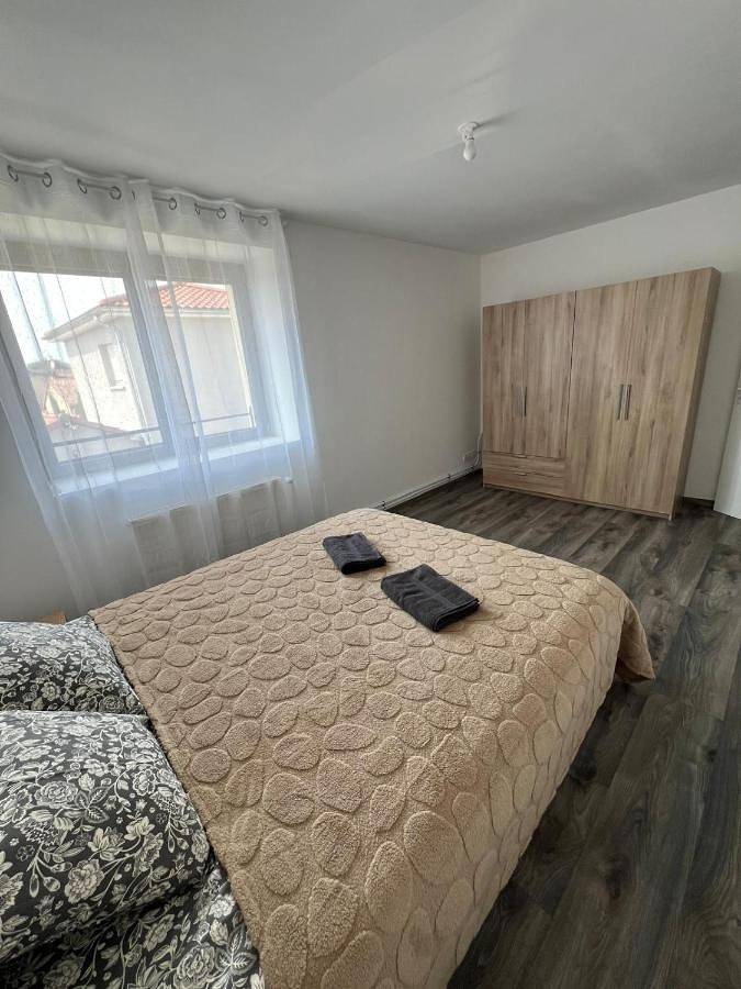 Appartement entier, Three-Bedroom Apartment in La Boisse, Ain