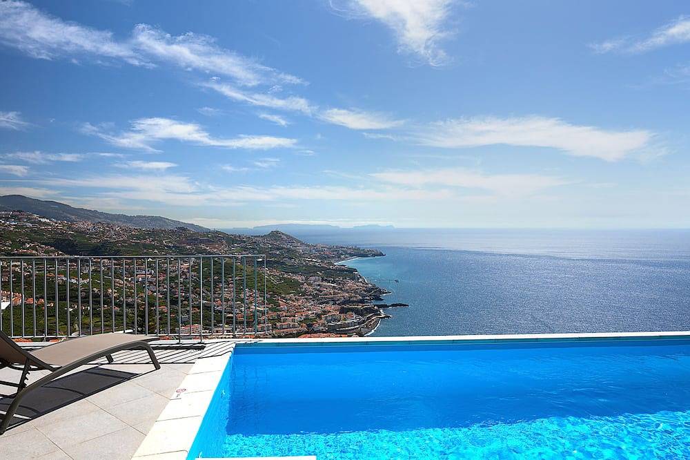 Villa with breathtaking views & private infinity heated pool in Câmara de Lobos, Madeira