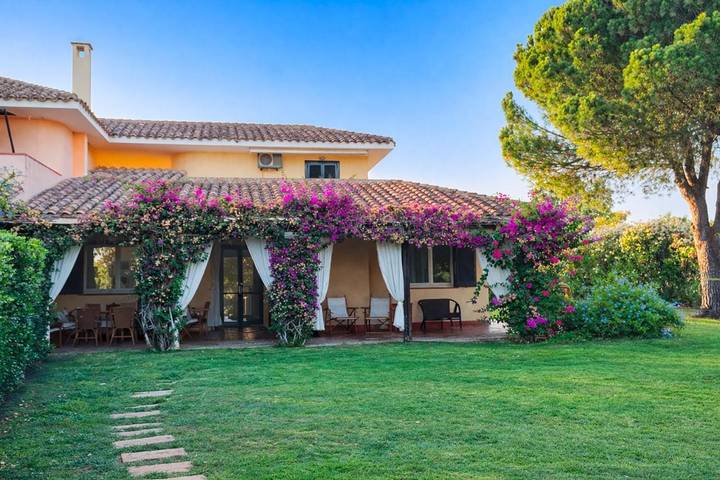 Villa pour 7 personnes, avec Balcon et Terrasse ainsi que Jardin et Vue à Nora