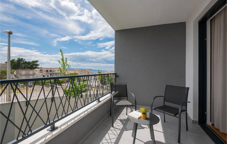 Ferienwohnung für 4 Personen, mit Terrasse und Garten in Makarska - 2
