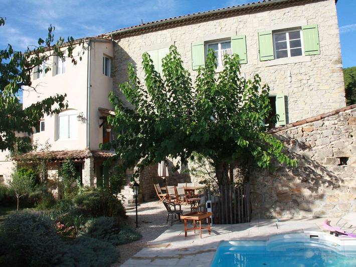 Location de vacances pour 6 personnes, avec jardin et terrasse à Courry