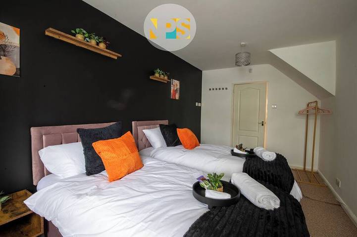 The Laurels - Hs2 Contractors, Nec, Bhx Airport Stays, Sleeps 12, Free Parking in Solihull, Birmingham Area
