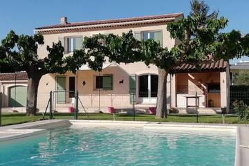 Location de vacances pour 8 personnes, avec terrasse et jardin à Cabannes