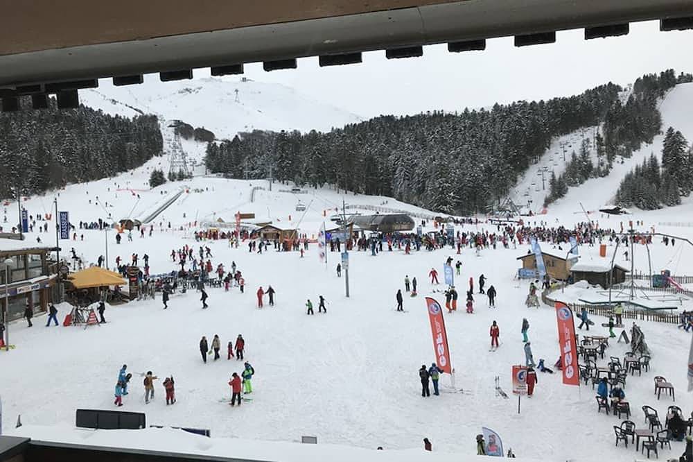 Entire apartment, Ski-in/Ski-out Studio with Balcony and Wifi in Laveissière in Le Lioran, Laveissière