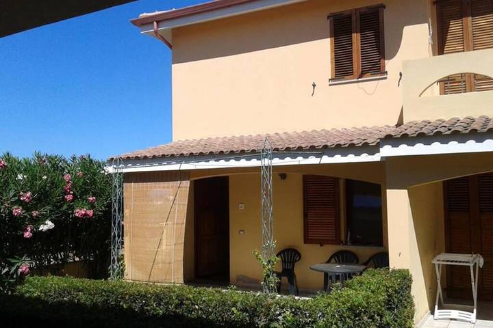 Location de vacances pour 4 personnes, avec jardin et piscine ainsi que vue et balcon à Sant'Anna Arresi - 3