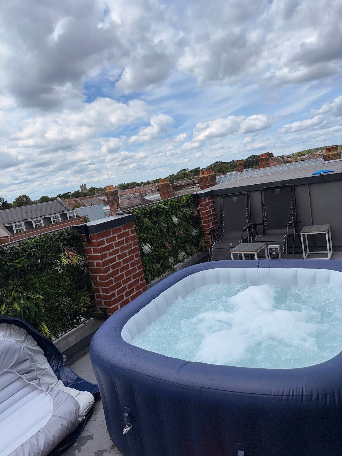 Cały apartament, 1 bedroom flat apartment with hot tub on the balcony & city view, sleeps 4ppl in Boscombe, Bournemouth