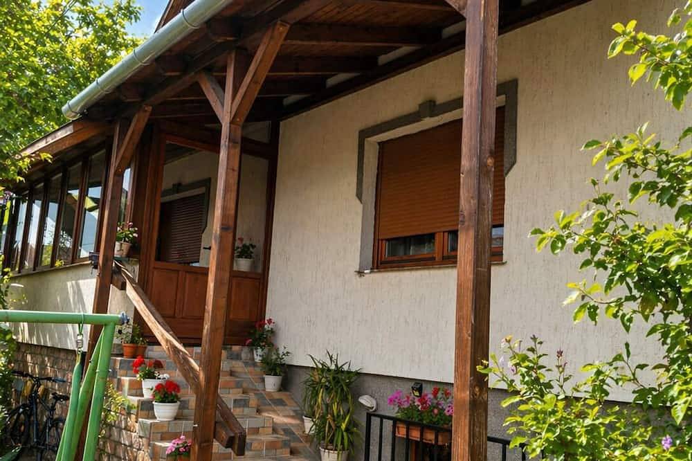 Ganze Wohnung, Romantic Suburban Living, with traditional wooden Hot Tub with extra cost in Komitat Pest